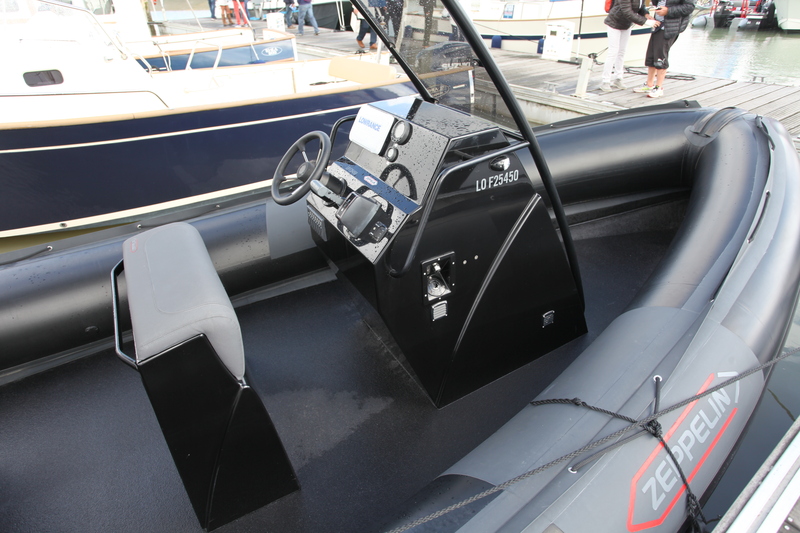 Comme souvent chez Zeppelin, le poste de pilotage est en position avancée et offre une protection efficace. Notez l'absence de puits de mouillage...