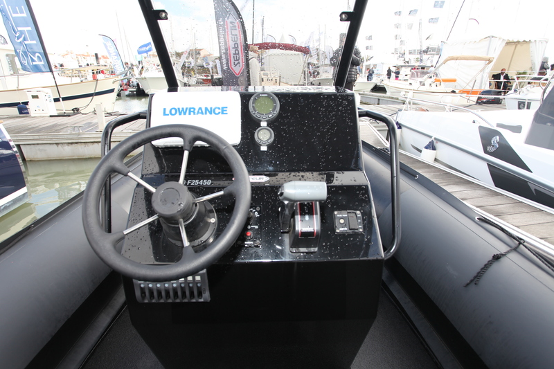 Spacieux, le tableau de bord peut intégrer deux combinés GPS-sondeur, ce qui ne devrait pas laisser insensibles les amateurs de pêche !
