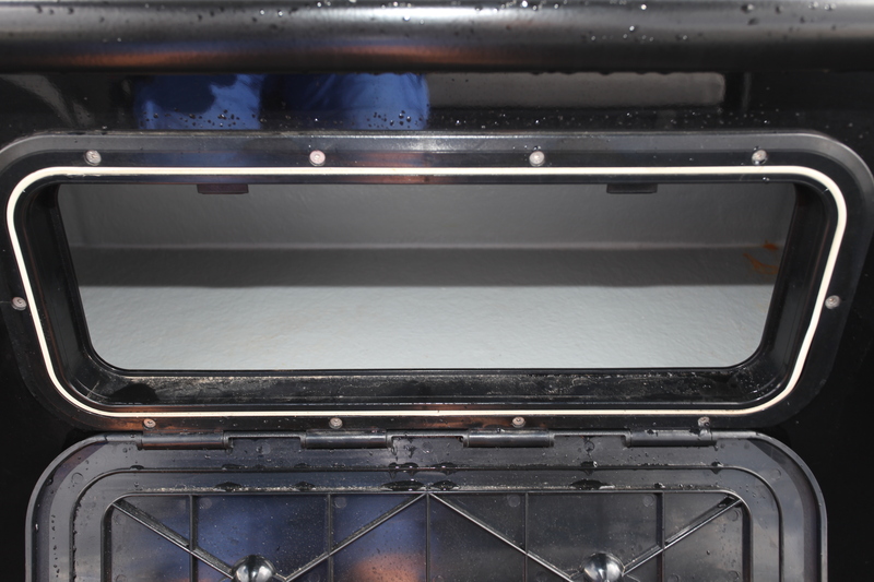 Le leaning-post aussi autorise un peu de rangement. Il comporte deux coffres superposés et secs, fermés par des couvercles en plastique.