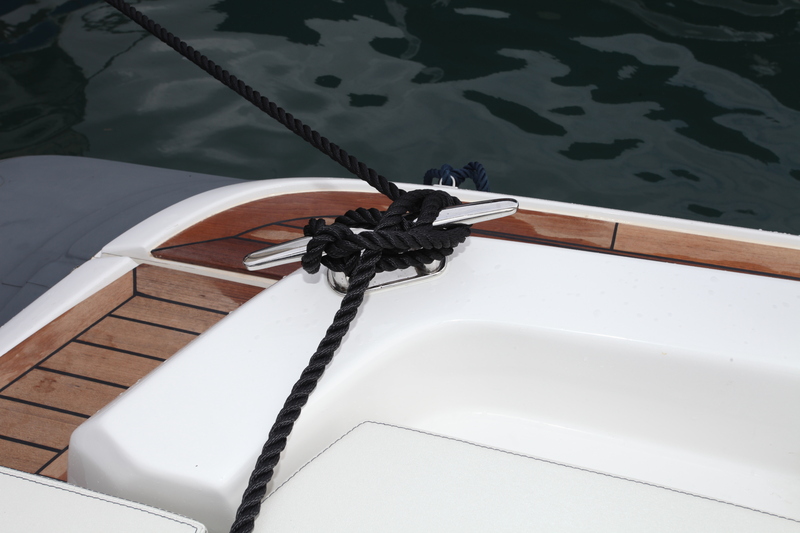 Bien dimensionnés, les taquets de poupe sont faciles d'accès pour tourner les amarres lorsqu'on arrive à quai. 