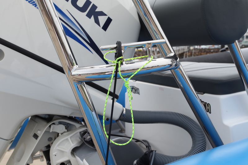Astucieux roll-bar inox, avec ses taquets haut placés, afin d'éviter le ragage des amarres sur les flotteurs.
