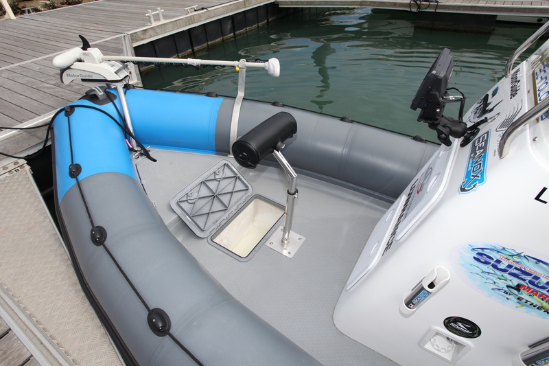 Moteur Guide électrique, siège à faible emprise au sol, répétiteur de sondeur sur l'avant de la console... Si ce n'est pas un bateau de pêcheurs !