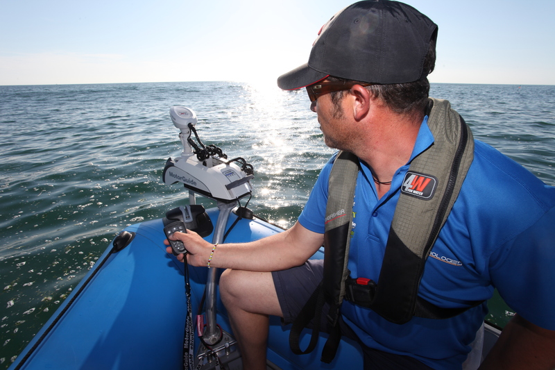 Dès qu'il est sur un poste, Bruce coupe le Suzuki et utilise le moteur électrique pour approcher les poissons en silence.