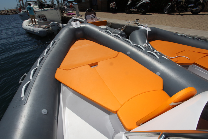 Avec sa rallonge, le solarium avant parvient jusqu'au siège de la console. Par contre, il n'est pas convertible en dînette…