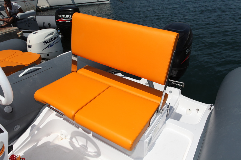 Prévue pour deux personnes, la banquette arrière comporte une assise réglable en inclinaison afin de servir de point d'appui au pilote, lorsqu'il barre debout. 