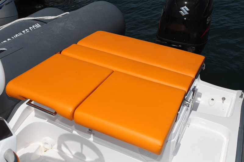 Cette même banquette peut également basculer son dossier vers l'arrière pour offrir un petit bain de soleil (bien pour deux jeunes enfants).