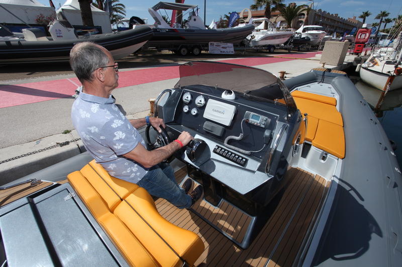 Le poste de pilotage offre une ergonomie proche de la perfection, grâce aux assises relevables et au cale-pieds moulé à la base de la console.