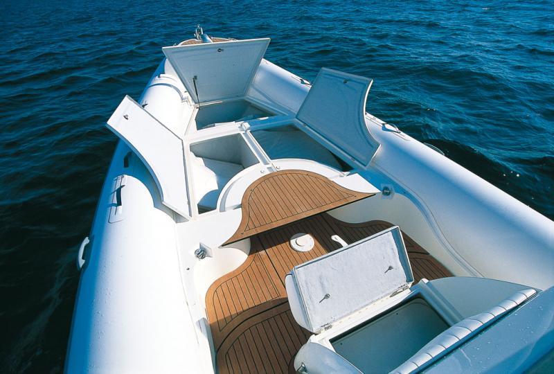 Voilà un cockpit qui ne manque pas de coffres pour mettre tout à l’abri quand on rentre au port.