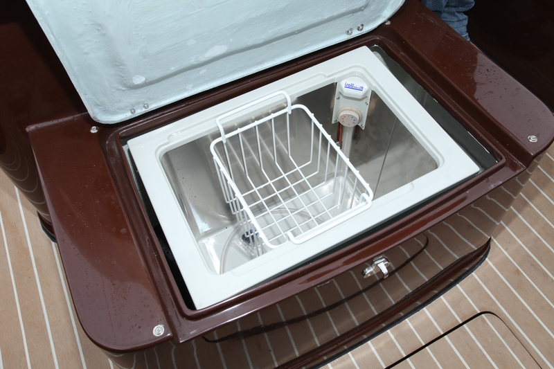L'assise du siège devant la console dissimule un réfrigérateur de 41 litres (option).