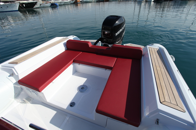 La longue banquette en U peut se transformer à loisir en solarium ou en carré, le complément de bain de soleil faisant office de table.