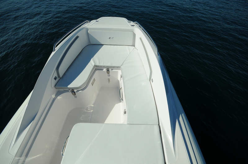 Spacieux, le cockpit avant peut accueillir six personnes. Il se convertit en solarium ou en carré avec table grâce à un kit optionnel. 