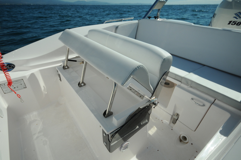 Astucieux, le relevage instantané de la banquette de pilotage en appui fessier pour le pilotage debout.