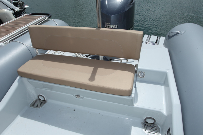 Les amateurs de baignade, ou de glisse tractée, apprécieront la facilité d'accès à la plage arrière que procure le passage aménagé à bâbord de la banquette.