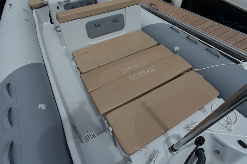 Astucieux ! Comment composer rapidement et sans efforts un solarium digne de ce nom ? En rabattant les dossiers des deux banquettes qui se font face, tout simplement.