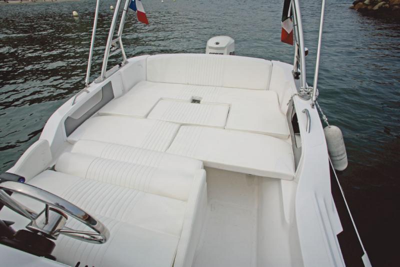 Immense solarium dans la partie arrière avec le concours de la banquette de pilotage qui se déploie pour faire la jonction.