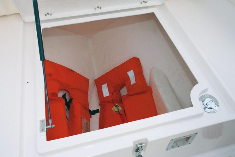 La vaste cale de la proue possède un capot dont le relevage est assisté par un vérin à gaz. Notez la présence du bouchon de remplissage du réservoir d’essence.
