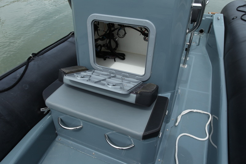 Un effort a été fourni pour rassembler les nombreux câbles du moteur et du tableau de bord. Ce coffre haut de la console est sec et peut servir à ranger des effets personnels.