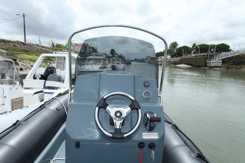 Large et haute, la console protègera bien pilote et copilote lors des sorties fraîches. Et  le tableau de bord spacieux offrira toute la place requise pour accueillir l'électronique de navigation.
