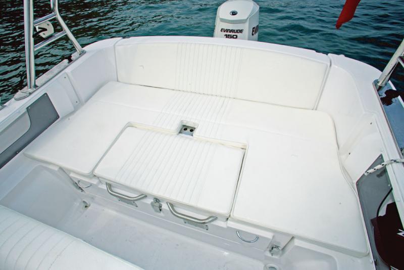 En position banquette, la plage arrière peut recevoir deux demi dossiers qui servent aussi de rallonge pour ce même solarium. 
