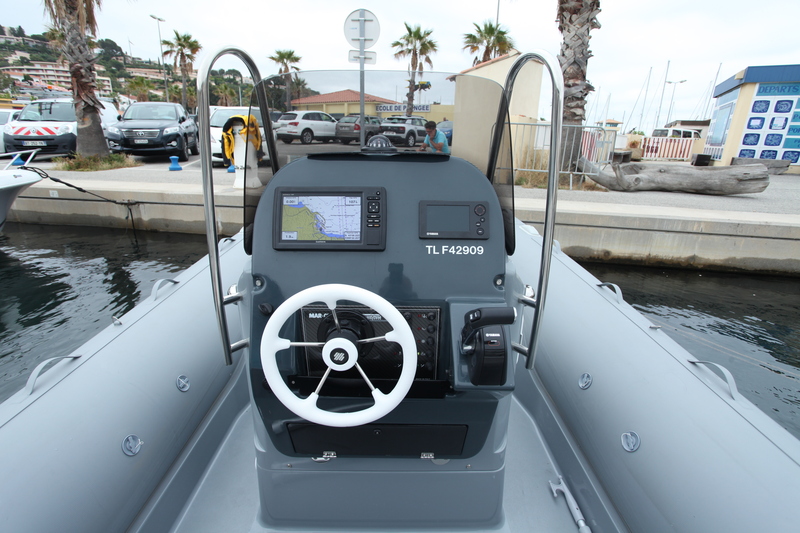 En mer, la haute console de pilotage protège bien le pilote et le copilote. Le tableau de bord spacieux offre la possibilité d'intégrer une centrale de navigation.