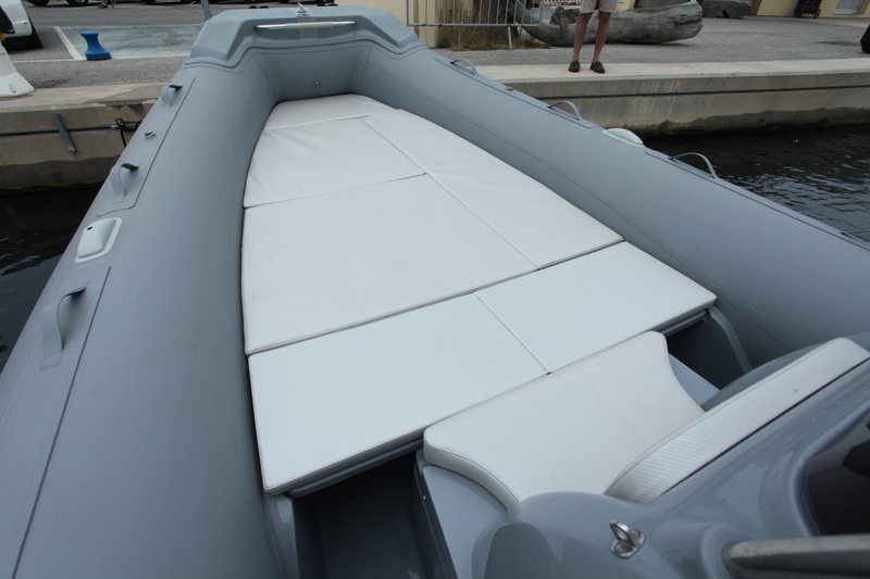 La rallonge du bain de soleil de proue est aussi un panneau polyester intégré au pont. Là encore, pas de souci de stockage !