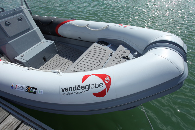 En comparaison du logo géant d'Highfield, la mention "Vendée Globe" est bien discrète. Le siège devant la console apporte deux places assises supplémentaires.
