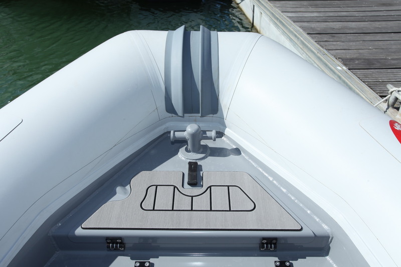 Le cahier des charges du Vendée Globe interdisait la présence d'un davier. Pas de problème, la bitte/taquet et le guide de mouillage bien dessiné feront l'affaire !