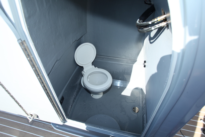 La volumineuse console ménage une hauteur sous barrots remarquable, ce qui a permis d'installer un WC marin et même une douche (proposée en option), en plus de celle de la poupe. 