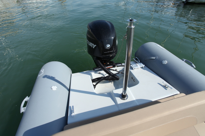 Le mât de ski possède un emplacement dédié sur nombre de semi-rigides Zodiac. Le Medline ne fait pas défaut, avec un mât inox très haut qui peut aussi contenter les amateurs de wakeboard.