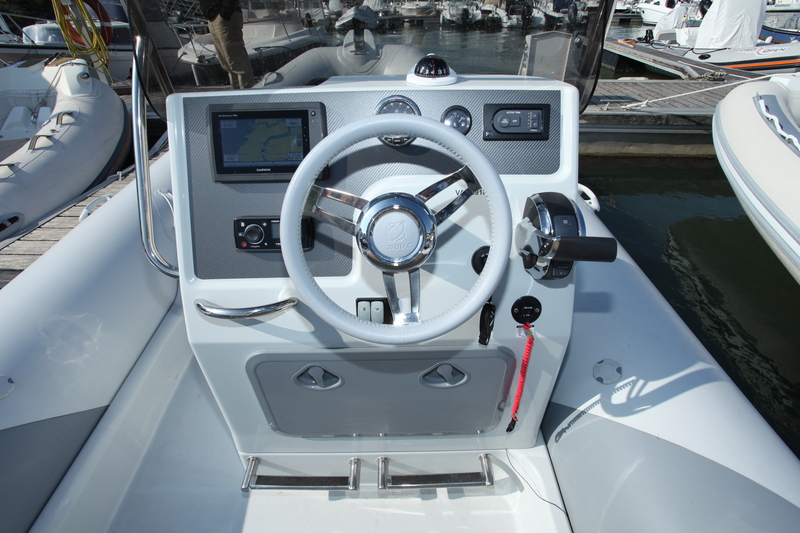 Bien agencé et spacieux, eu égard au format modeste de la console de pilotage, le tableau de bord permet d'intégrer toute l'électronique désirée. 