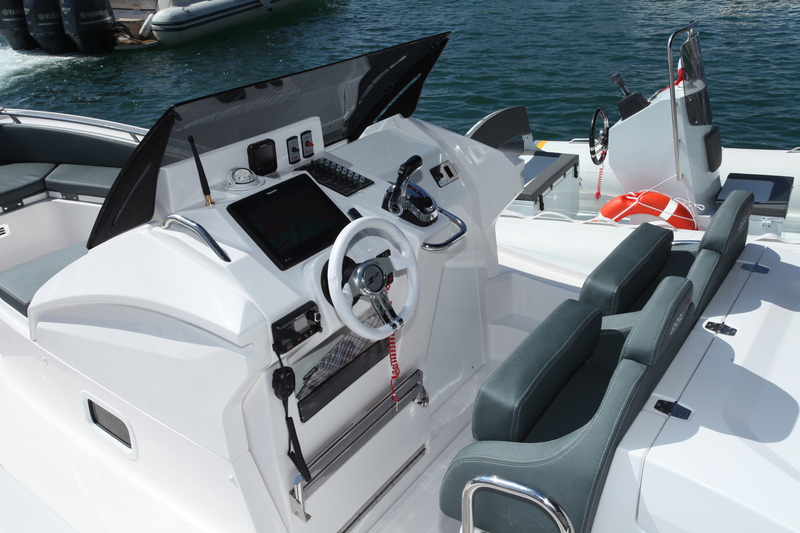 Malgré la présence de la porte de cabine à tribord, le tableau de bord s'avère suffisamment spacieux pour installer une centrale de navigation à grand écran, une VHF fixe et un boîtier de commande pupitre. 