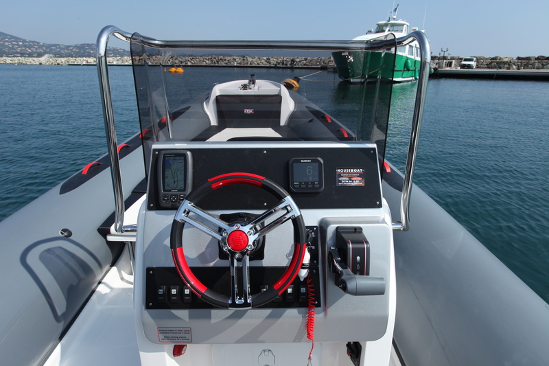 Afin de laisser de larges passavants, le chantier a opté pour un poste de pilotage étroit. Malgré cela, le tableau de bord peut intégrer des aides à la navigation et le pare-brise offrir une protection efficace.