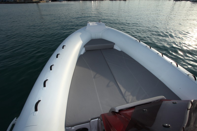 Spacieux, le solarium avant s'étend jusqu'à la console de pilotage. Notez la division du matelas en deux parties qui permet d'accéder, au choix, aux coffres bâbord ou à celui (long) de tribord.