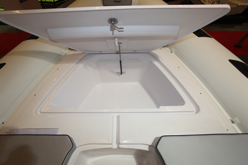 Une marque du soin apporté à la finition : l'intérieur des coffres est revêtu de gel-coat brillant. Ce grand coffre avant peut facilement "ingurgiter" l'extension de solarium qui fait office de table de pique-nique.