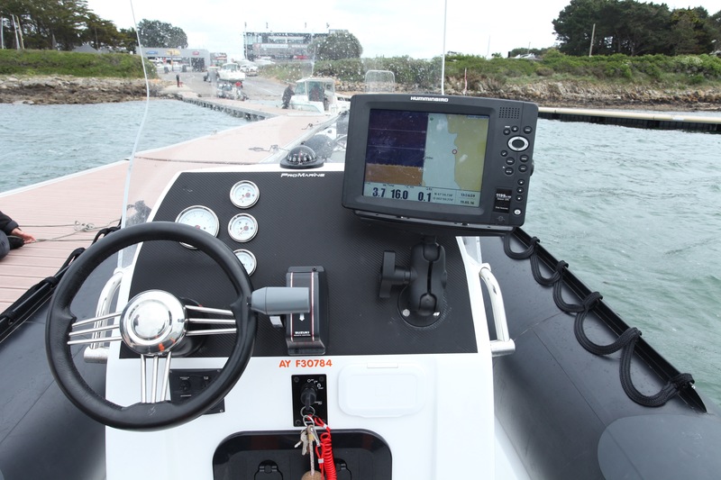 Bien à l'abri du haut pare-brise, la planche de bord permet de fixer, sur étrier, un combiné GPS-sondeur grand écran. Mais, si l'écran était plus petit, il serait possible de l'intégrer.