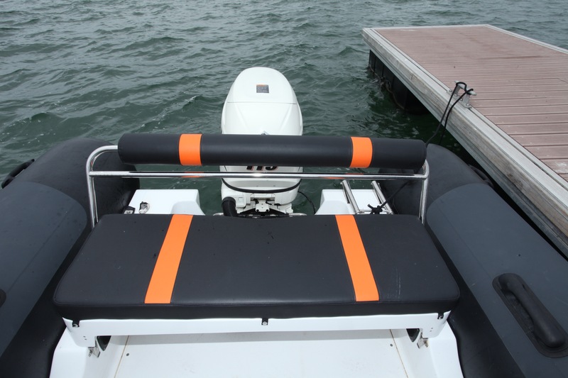 Comme sur ses frères aînés, le Manta 550 adoptent une banquette arrière à assise mobile, permettant d'accroître la surface de pont. Les pêcheurs ou chasseurs apprécieront ce supplément d'espace !