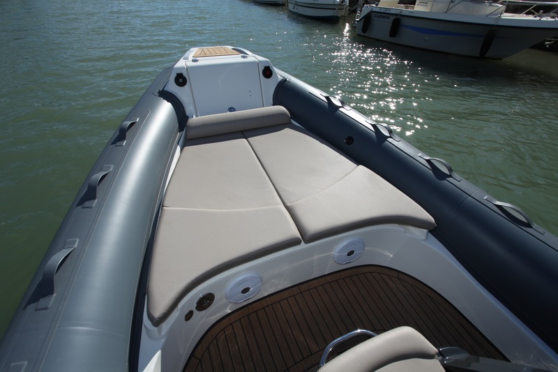 Le solarium avant sans son extension. Celle-ci, qui peut trouver place dans le grand coffre situé sous le matelas, s'étend jusqu'au siège moulé sur la face avant de la console de pilotage.