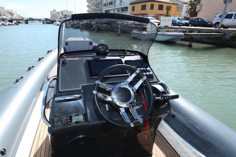 Derrière le beau volant sport trois branches, on apprécie l'espace proposé par le tableau de bord qui intègre aisément un combiné Garmin à écran de 10'', l'ordinateur de bord Yamaha et la sono Fusion.