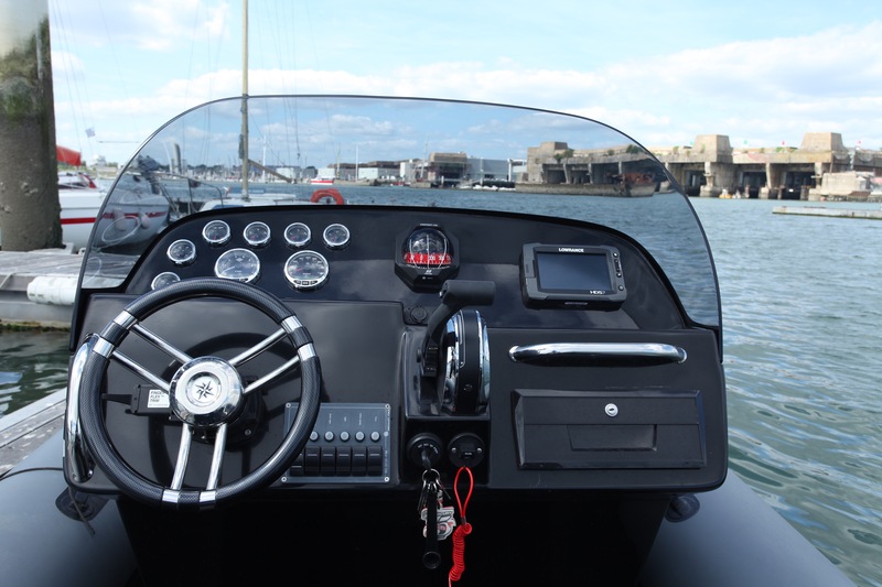 Le tableau de bord est bien agencé, à l'exception du compas, pas dans l'axe de vision du pilote. Mais pour le reste, tout est bien :  instruments, commandes, poignée copilote et... boîte à gants !