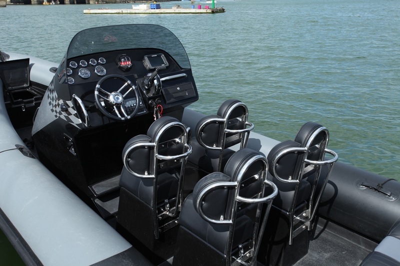 Quatre sièges jockey avec dossier enveloppant et selle ergonomique, bien à l'abri de la haute console profilée. Voilà de quoi garantir confort et sécurité pour attaquer à haute vitesse dans la vague.