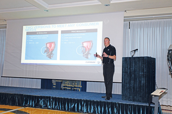Jason Eckman, le responsable produits Evinrude présentant la nouvelle platine de fixation du G2.
