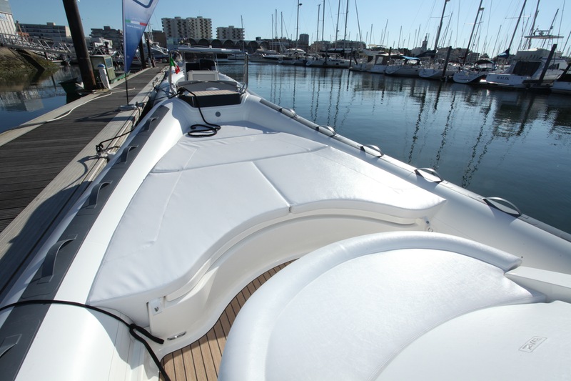 L'espace de circulation ménagé entre le solarium et le siège du rouf de cabine est pratique. La surface de bain de soleil est généreuse et l'accès aux apparaux de mouillage assez commode. 