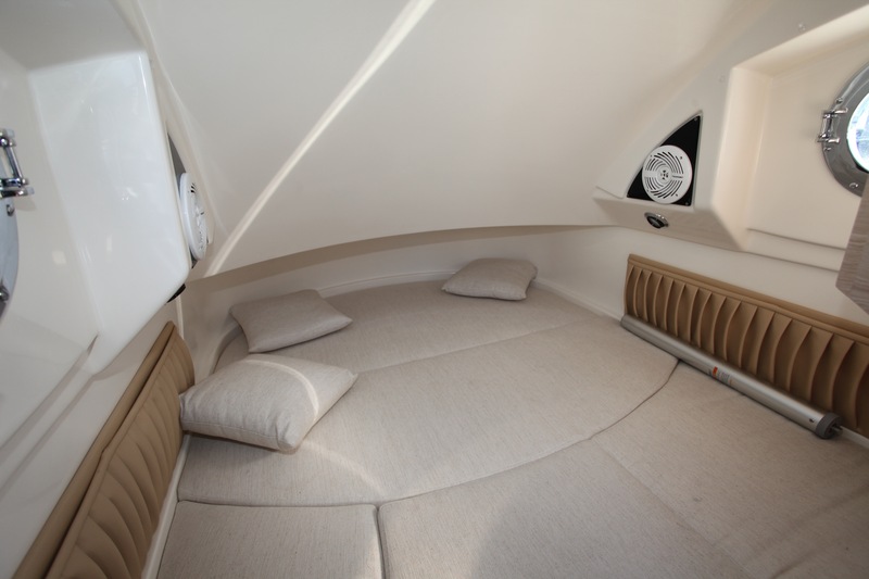 L'espace couchage de la cabine est lumineux et généreux. Il est vraiment possible pour un couple d'y passer plusieurs nuits à l'escale. Dommage que l'élément mobile de la couchette ne permette pas une conversion en dînette...