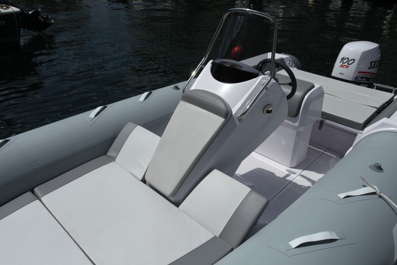 C'est LE détail original du plan de pont du 570 Sport : le solarium avant se prolonge de part et d'autre de la console, avec deux appui-têtes mobiles, très simples à mettre en oeuvre.