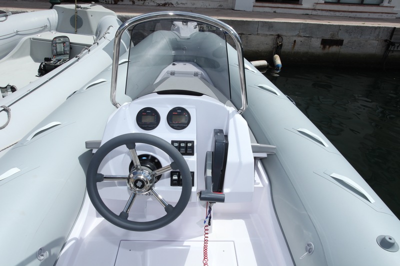 Deux façons de considérer la console de pilotage : son design est dynamique et son étroitesse laisse deux larges passages de chaque côté. Revers de la médaille, elle ne protège pratiquement pas le pilote.