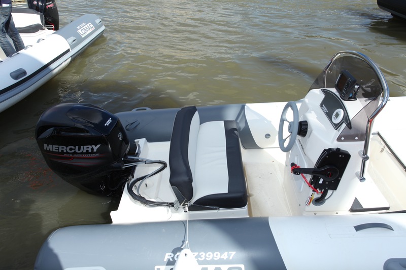 L'accès à une éventuelle échelle de bain au tableau arrière n'est pas très commode, la banquette occupant toute la largeur. Mais son dossier basculant en arrière peut faciliter la chose et aider à la mise à l'eau pour le wakeboard.