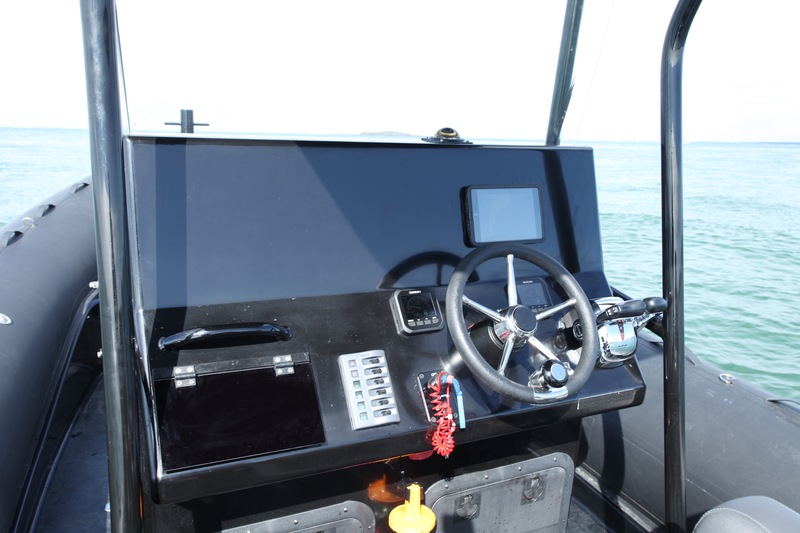 Lorsque nous avons essayé ce 950 OP, destiné à Groupama Team France, il n'était pas encore équipé de son électronique. Son tableau de bord généreux peut intégrer sans difficulté des traceurs de routes à grand écran. 