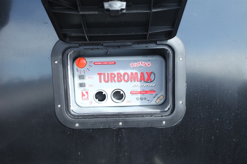Pas la peine de sortir le gonfleur à pied... Sur la face avant de sa console, le 950 OP est équipé d'un gonfleur électrique Turbomax qui fera le travail à votre place, et plus rapidement.