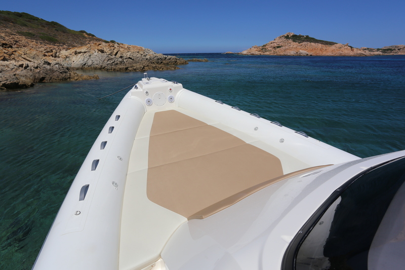 Facile à atteindre, via les larges passavants, le solarium de l'avant couvre l'intégralité du pont, jusqu'au rouf de cabine auquel il est possible de s'adosser. 