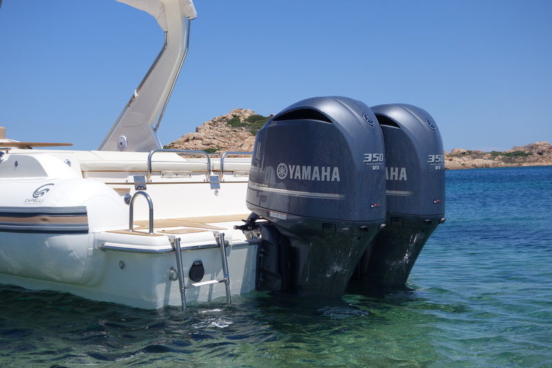 La plate-forme de bain du Tempest 40 est plus généreuse que celle du Tempest 44. Cela tient au fait que les moteurs sont déportés en arrière sur une "chaise". Notez la présence d'une anse inox pour s'aider à remonter de la baignade.